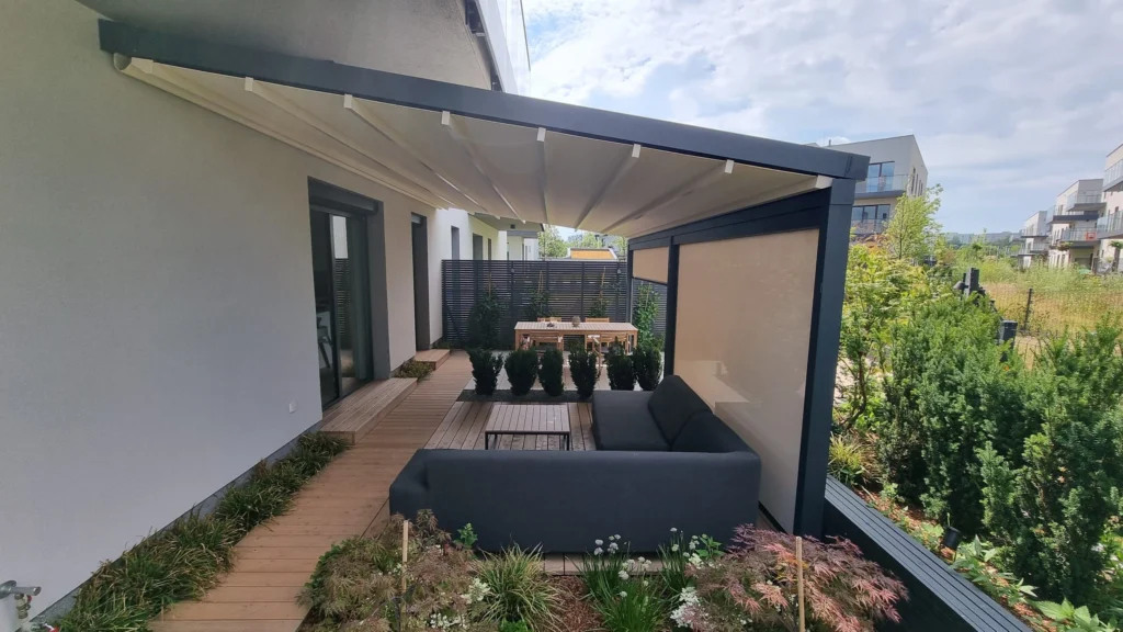 Falhoz rögzített vagy szabadonálló pergola