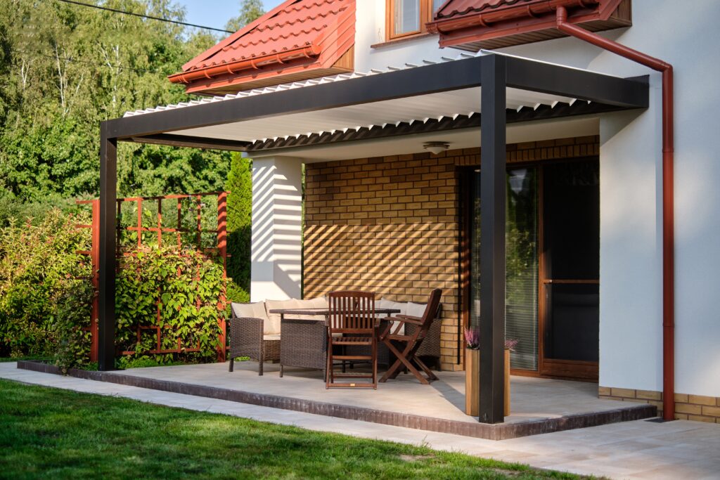 Falhoz rögzített vagy szabadonálló pergola