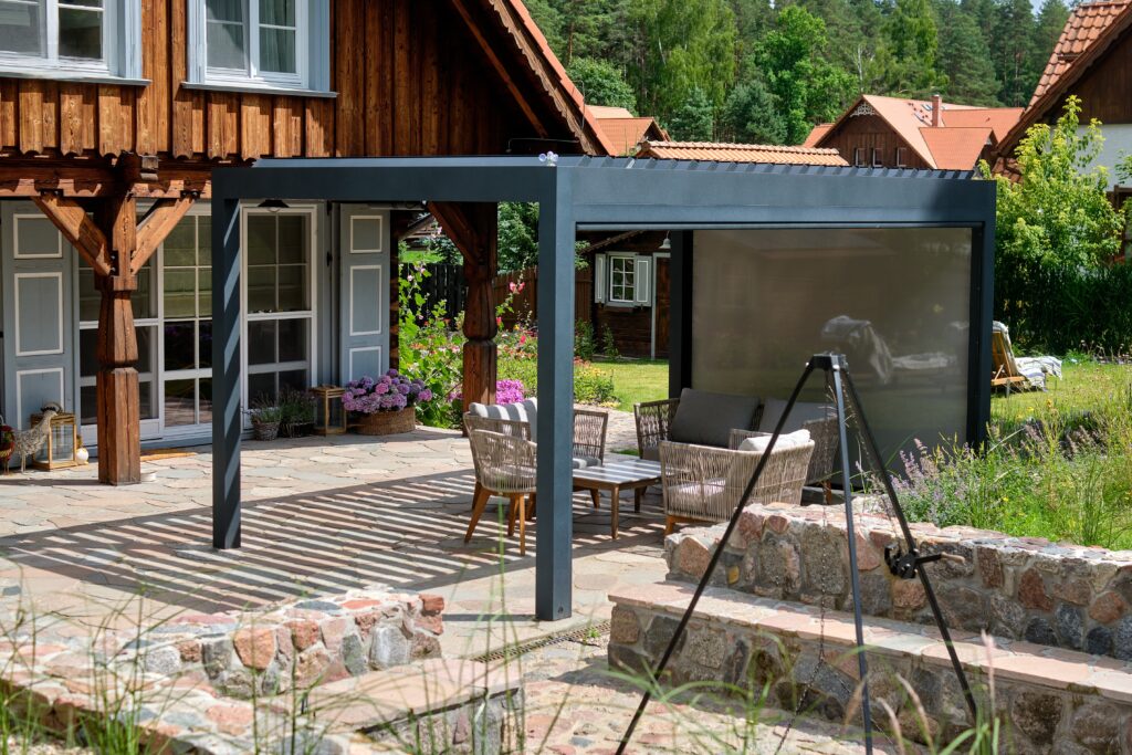 Falhoz rögzített vagy szabadonálló pergola
