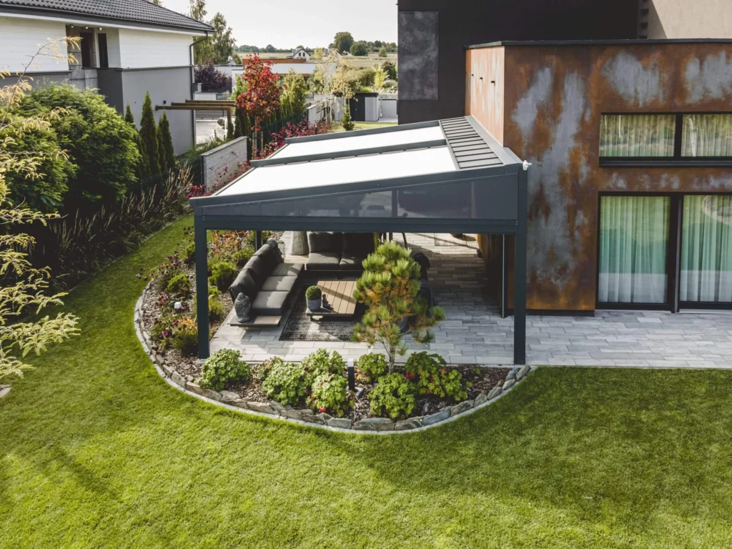 Falhoz rögzített vagy szabadonálló pergola