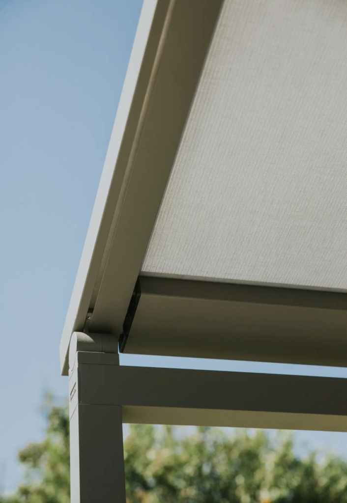 Textilfedésű pergola